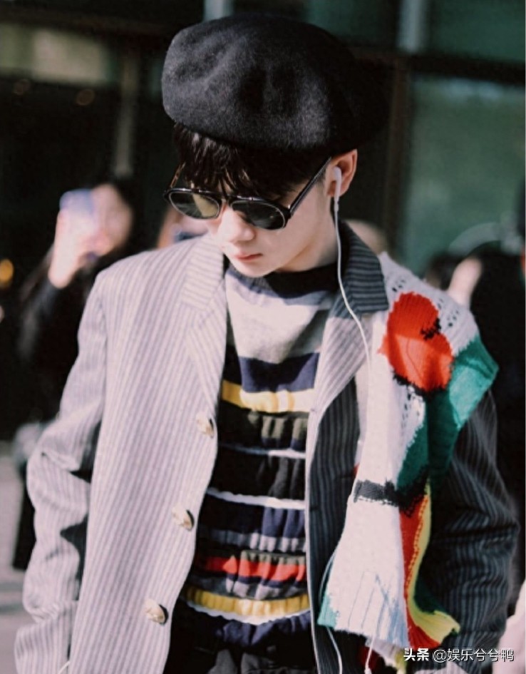 任豪走机场，穿条纹毛衣意外撞上周震南，好兄弟就要整整齐齐的