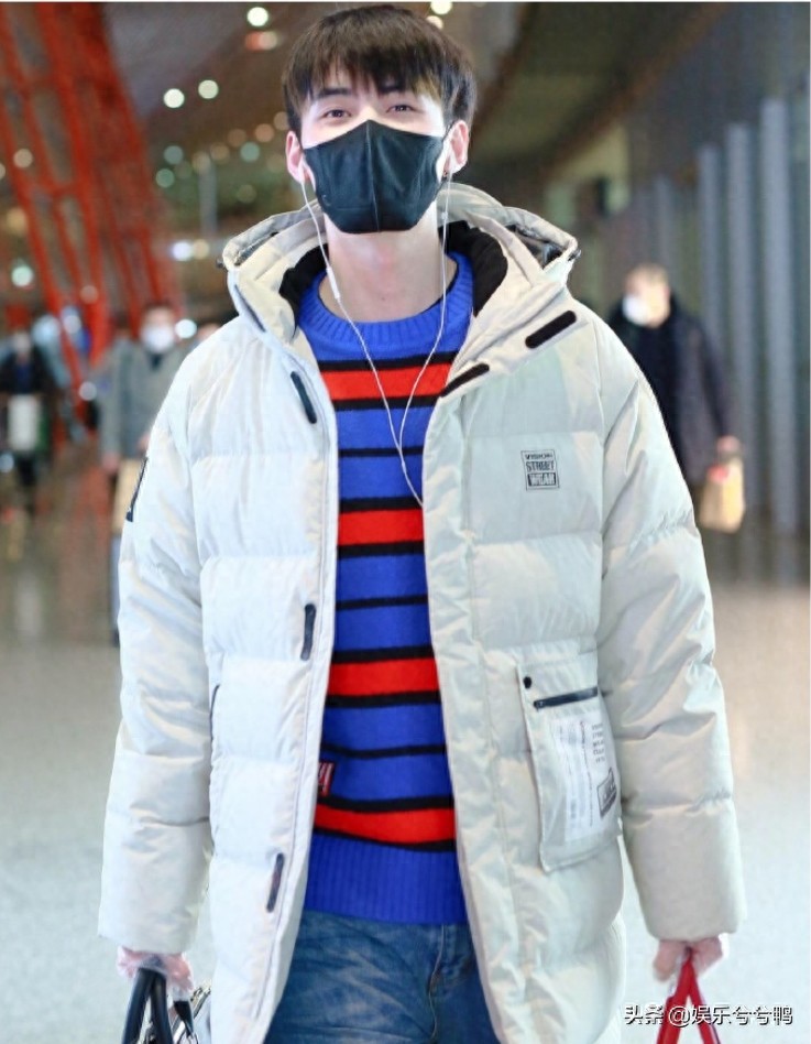 任豪走机场，穿条纹毛衣意外撞上周震南，好兄弟就要整整齐齐的