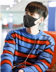 ​任豪走机场，穿条纹毛衣意外撞上周震南，好兄弟就要整整齐齐的