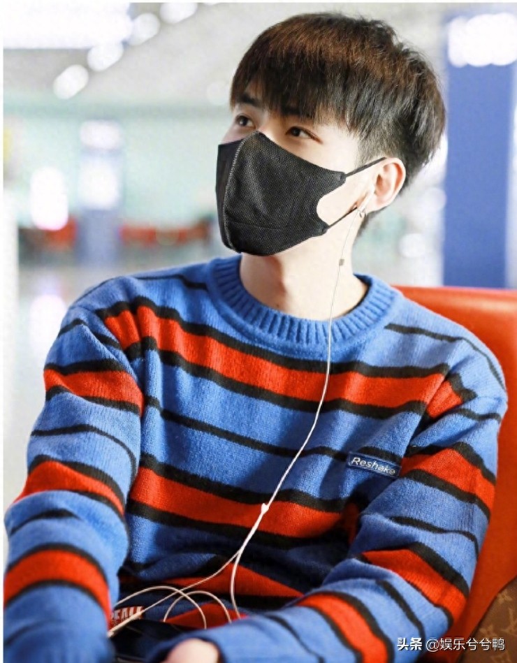任豪走机场，穿条纹毛衣意外撞上周震南，好兄弟就要整整齐齐的