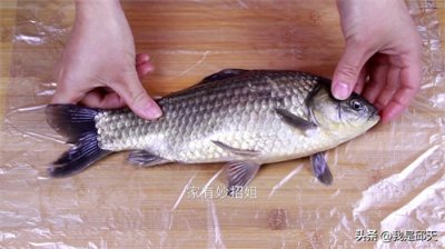 ​教你一个刮鱼鳞的小技巧，只需要一个萝卜头，刮得干净，还不伤手