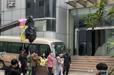 ​杨幂又撩邓伦？主动拥抱不避嫌，画面太甜惹争议：和魏大勋掰了？