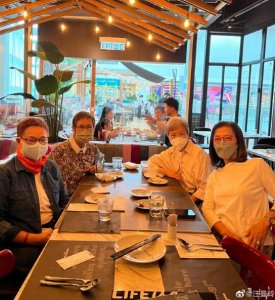 ​曾江去世一个月半，遗孀焦姣一头白发露面，过度思念亡夫令人担忧