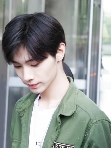 ​21岁宋继扬时装周首秀，穿一身黑耍帅，“仙子妆容”抢镜