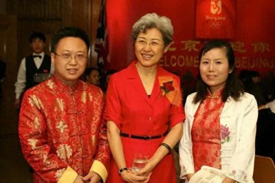 ​2012年，傅莹和家人合影，满头白发却青春洋溢，永远的＂外交女神＂