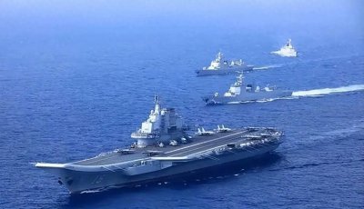 ​山东舰险境：电磁风暴下的航母护卫战
