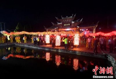 ​福建连城芷溪举办游花灯民俗活动