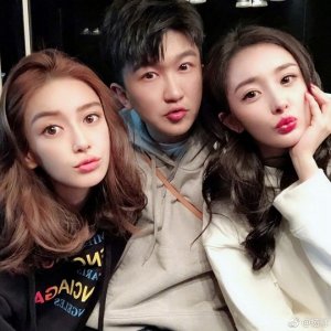 ​杨幂零点为baby送生日祝福：福如东海，寿比南山！