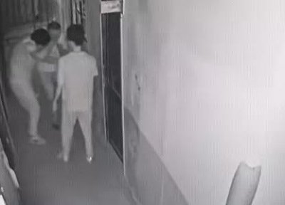 ​6月4日石家庄男子玩密室骚扰女NPC！先摸腿后两次搂腰 全程嬉笑