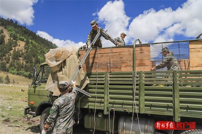 ​野外宿营,兵哥变身＂建筑大师＂