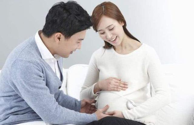 孕妈生完娃，男医生又把手伸进下身，丈夫看到大怒：还想占便宜