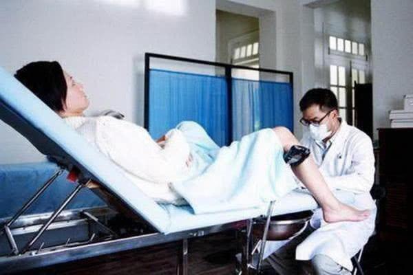 孕妈生完娃，男医生又把手伸进下身，丈夫看到大怒：还想占便宜