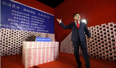 ​有钱就要炫！陈光标16 吨钱墙不算事，为梁小龙落泪，逼王菲开唱